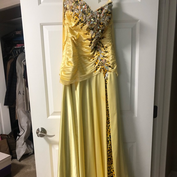 Strapless yellow gown - Picture 2 of 5